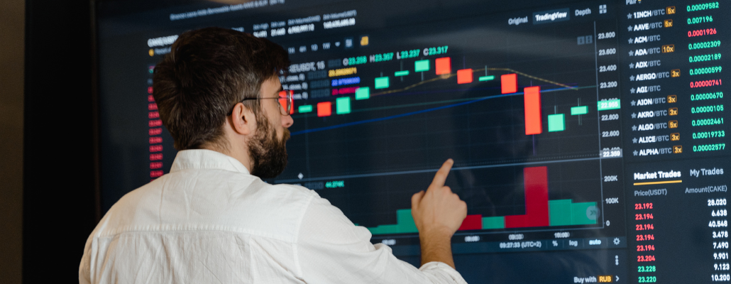 ORU Online data analytics degree focused on business insights and analysis.
